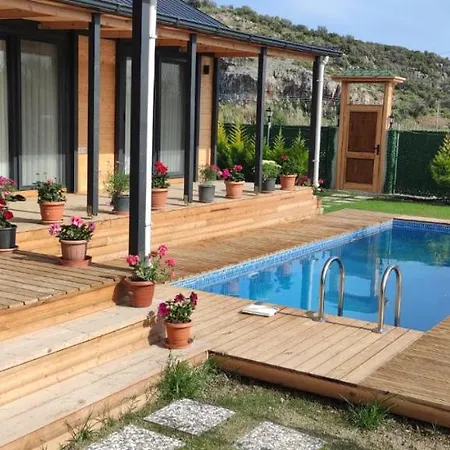 Karya Tree House Holiday home